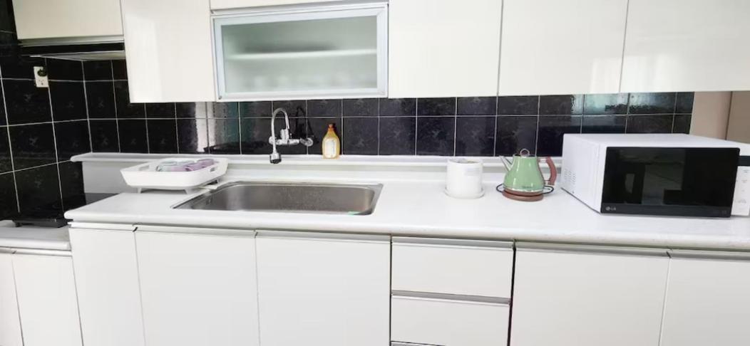 Apartment K-17 White Linen House *